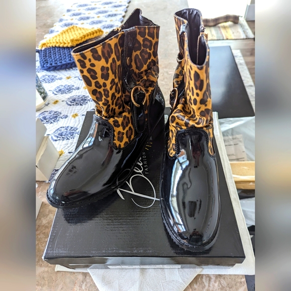 NWOT - Rain Boots - Black/Leopard - Never worn - size 9-1/2 - Picture 2 of 4